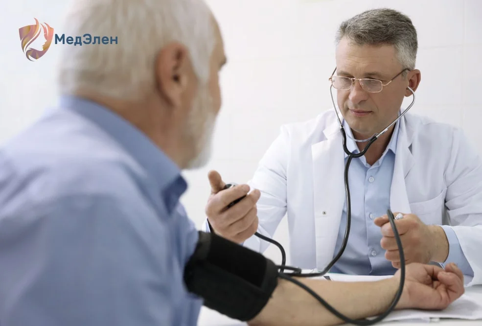 Врач измеряет давление